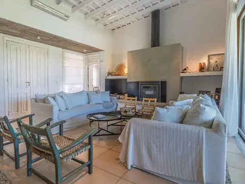 Casa 5 ambientes con 3 baños