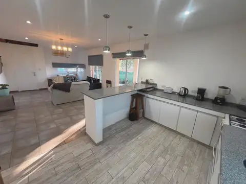 Casa en Venta con 4 cocheras