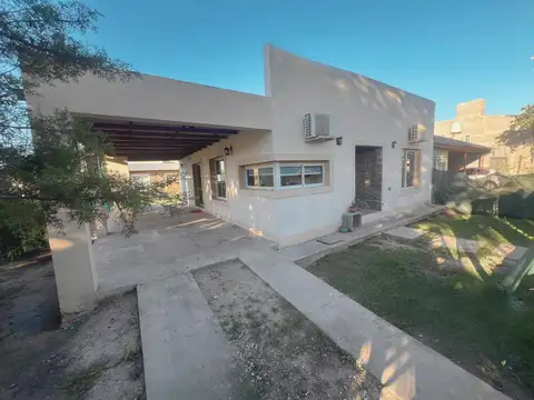 Casa de 2 dormitorio, quincho de 1 dormitorio y piscina