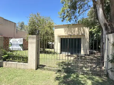 ¡Magnífico terreno en venta con garaje en Salvador María, sobre calle 5!