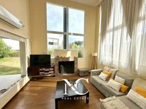 Casa 4 ambientes con 2 baños