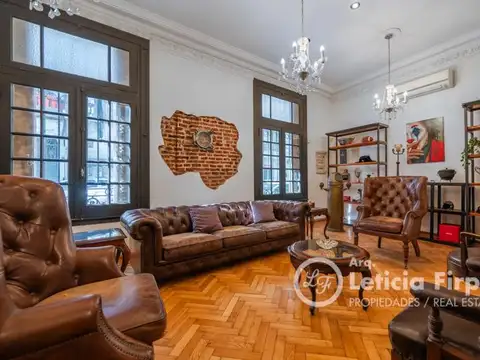 Elegante residencia reciclada de 3 plantas con cocheras, pileta y terrazas.