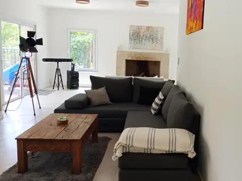 Casa en Alquiler con 6 cocheras