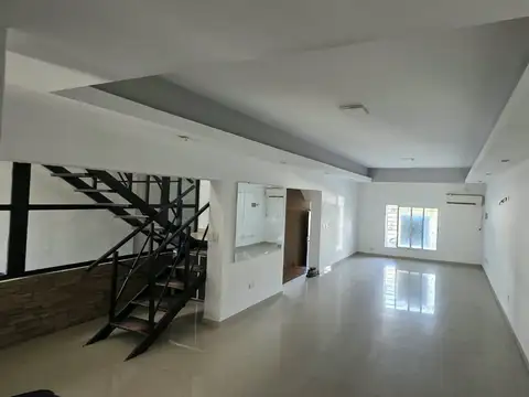 EXCELENTE CASA 5 AMBIENTES CON COCHERA, QUINCHO, JARDIN Y PILETA