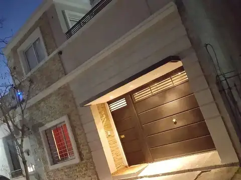 EXCELENTE CASA 5 AMBIENTES CON COCHERA, QUINCHO, JARDIN Y PILETA