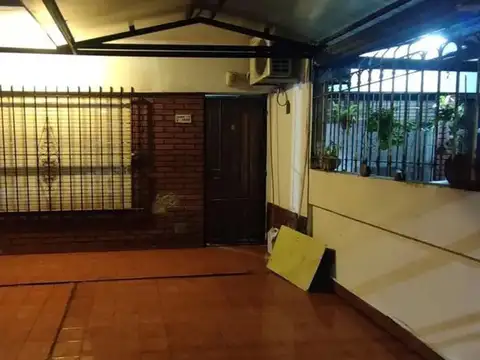 Casa en venta - 1 dormitorio 1 baño - 77,5mts2 - Bernal Oeste