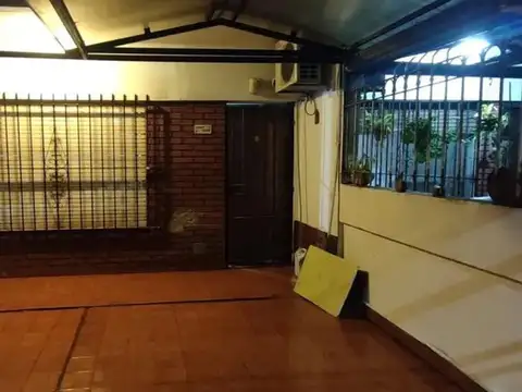 Casa en venta - 1 dormitorio 1 baño - 77,5mts2 - Bernal Oeste