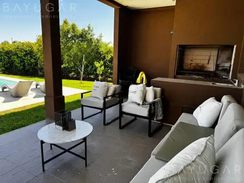 Casa en Venta con 5 cocheras