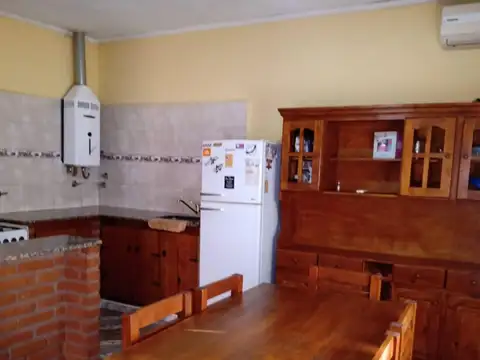 Casa 4 ambientes con 2 baños
