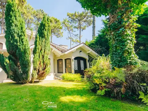 Casa de cuatro ambientes con parque y deck, Rey del Bosque, Cariló