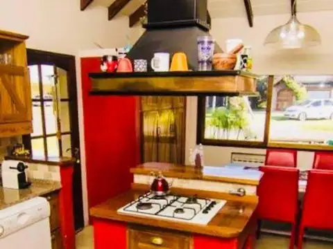 Casa 5 ambientes con 4 baños