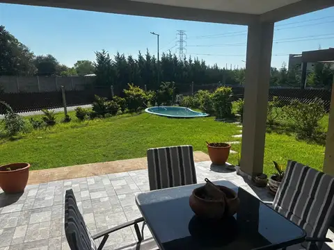 Casa 4 ambientes con 2 baños