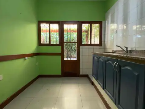Casa 6 ambientes con 2 baños