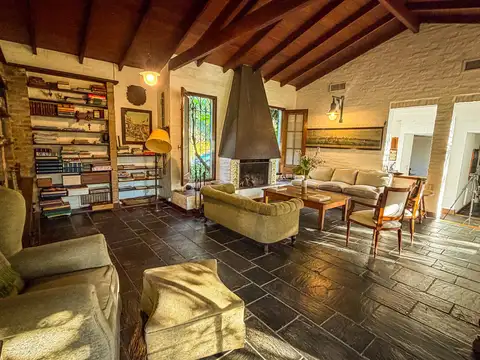Casa 7 ambientes con 2 baños