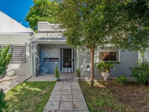 CASA EN VENTA EN CASEROS  3 AMB TERRAZA JARDIN