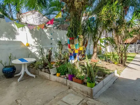 CASA EN VENTA EN CASEROS  3 AMB TERRAZA JARDIN