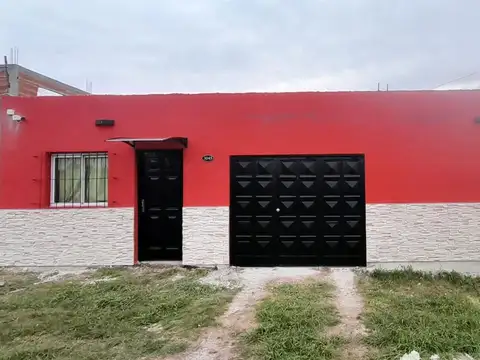 Casita, un dormi., cochera cubierta, amplio lote