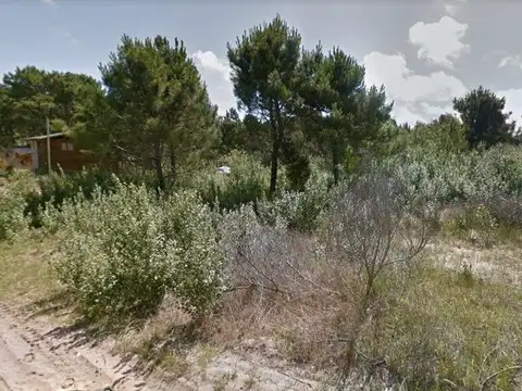 Lote apto para dos casas de 695m2 ubicado en Las Gaviotas