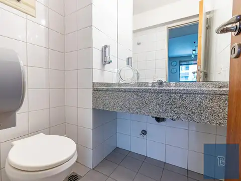 Oficina 5 ambientes con 2 baños