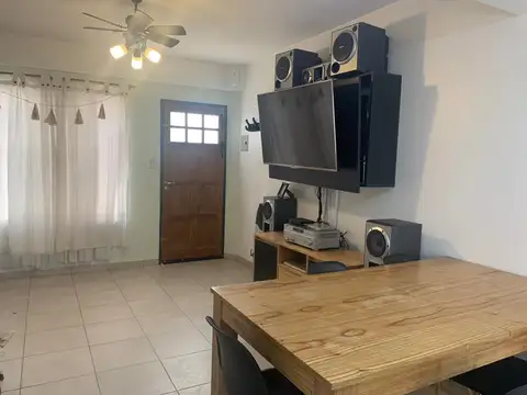 EXCELENTE DUPLEX DE  2 y 1/2  AMBIENTES CON PATIO Y COCHERA