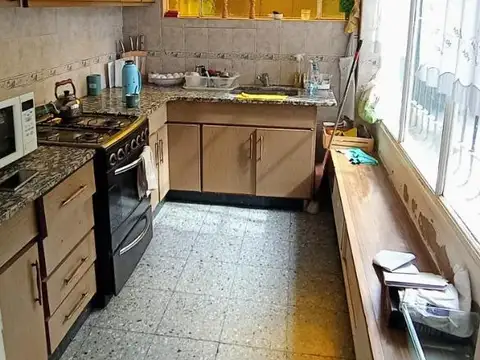 Casa 5 ambientes con 1 baño
