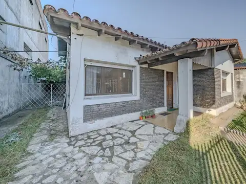 VENTA CASA 3 AMB. CON GARAGE A. CREDITO-PERMUTA