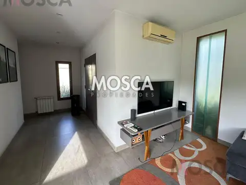 Casa en Alquiler con 6 cocheras