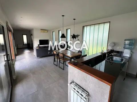Casa en Alquiler con 6 cocheras