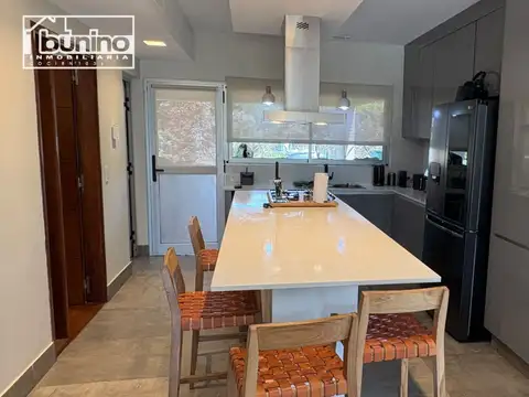 Casa 9 ambientes con 3 baños