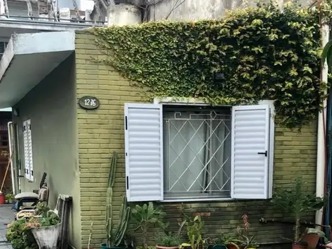 Departamento 2 ambientes tipo casa Adrogue