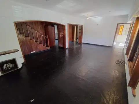 Casa en Alquiler con 2 cocheras