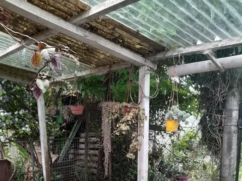 CASA 3 AMBIENTES CON COCHERA BARRIO HIPÓDROMO