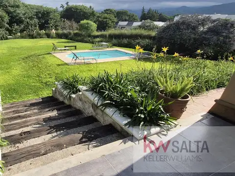 Casa 10 ambientes con 4 baños