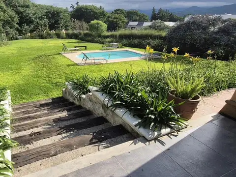Casa en Venta con 2 cocheras