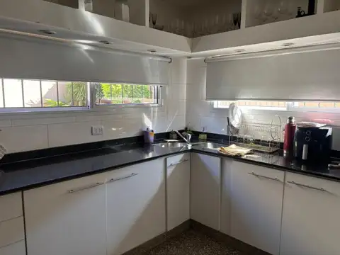 Casa 6 ambientes con 2 baños