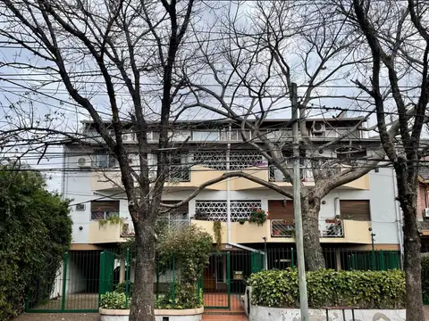 Muy buen dpto en dúplex por escalera con cochera fija cubierta excelente ubicación