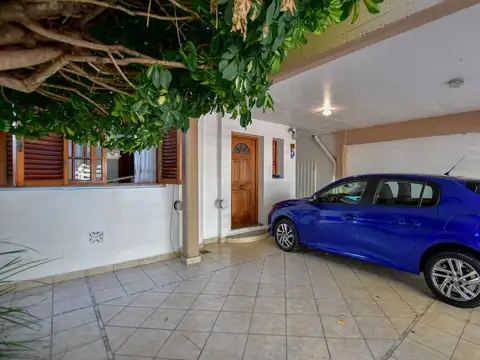 Casa 6 ambientes con 2 baños