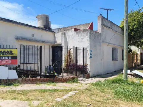 CASA. EN ESQUINA CON LOCAL O GARAGE