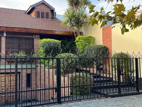 HERMOSA CASA EN VENTA 6 AMBIENTES CON PARQUE Y PILETA