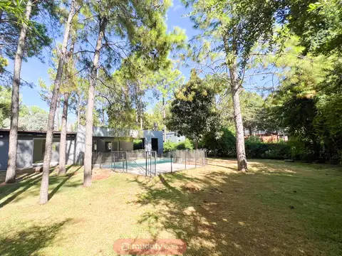 Alquiler de casa, 4 ambientes en Santa María del Pilar. Gran lote, jardín arbolado y pileta (copia)