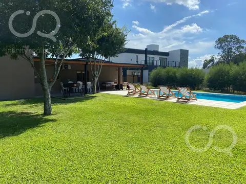 Casa en Venta con 2 cocheras