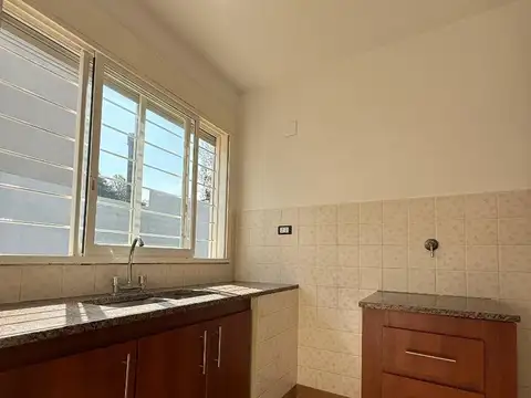 VENTA CASA 3 AMBIENTES COCHERA Y JARDIN MERLO SUR