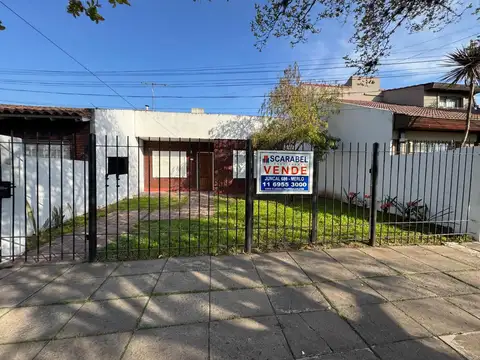 VENTA CASA 3 AMBIENTES COCHERA Y JARDIN MERLO SUR