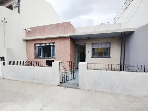 Casa en venta 2 dormitorios, patio seco, terraza, barrio Azcuénaga