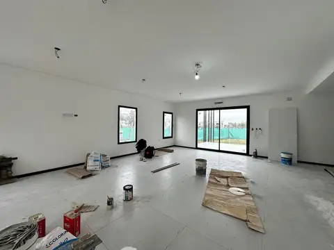 Casa en Venta con 3 cocheras