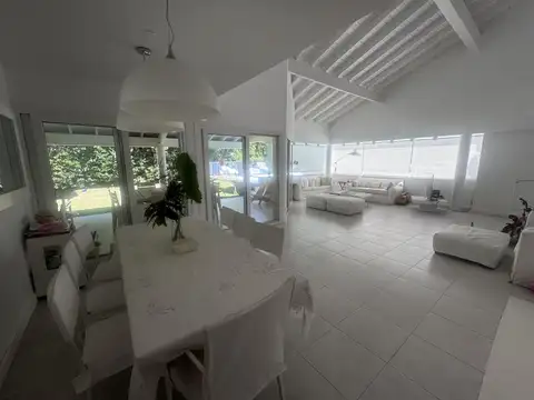 Casa en Venta con 3 cocheras