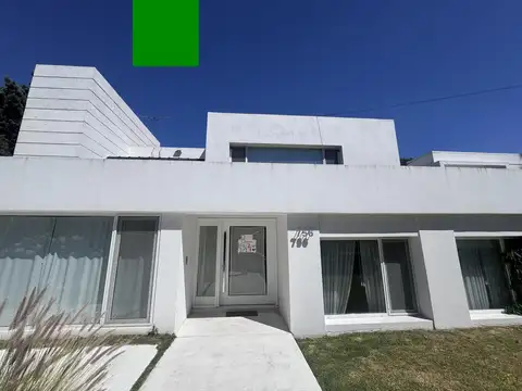 Casa 9 ambientes con 4 baños