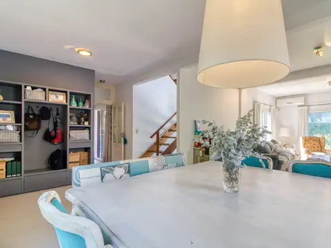 Casa en Venta con 3 cocheras
