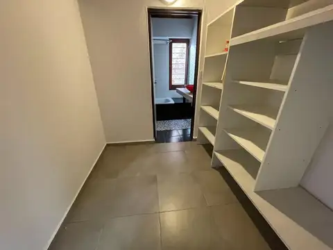 Casa en Alquiler con 2 cocheras