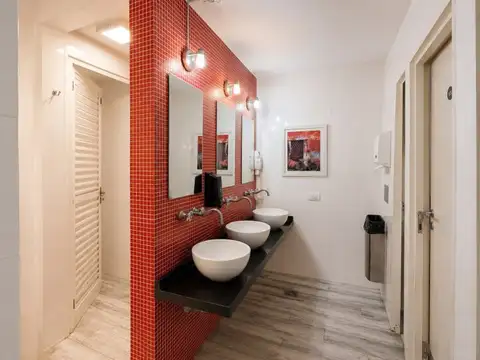 Oficina 12 ambientes con 10 baños
